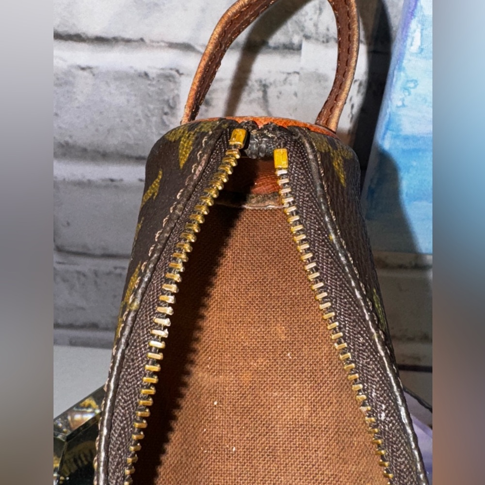 ❌❌SOLD. Louis Vuitton Monogram Golf Ball Holder EUC - Picture 5 of 6